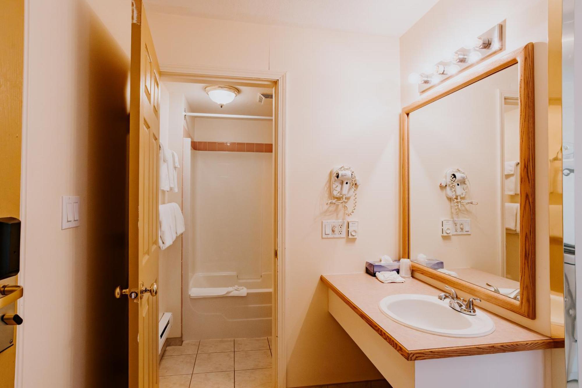 Western Budget Plus Mosaic Suites Penhold Dış mekan fotoğraf