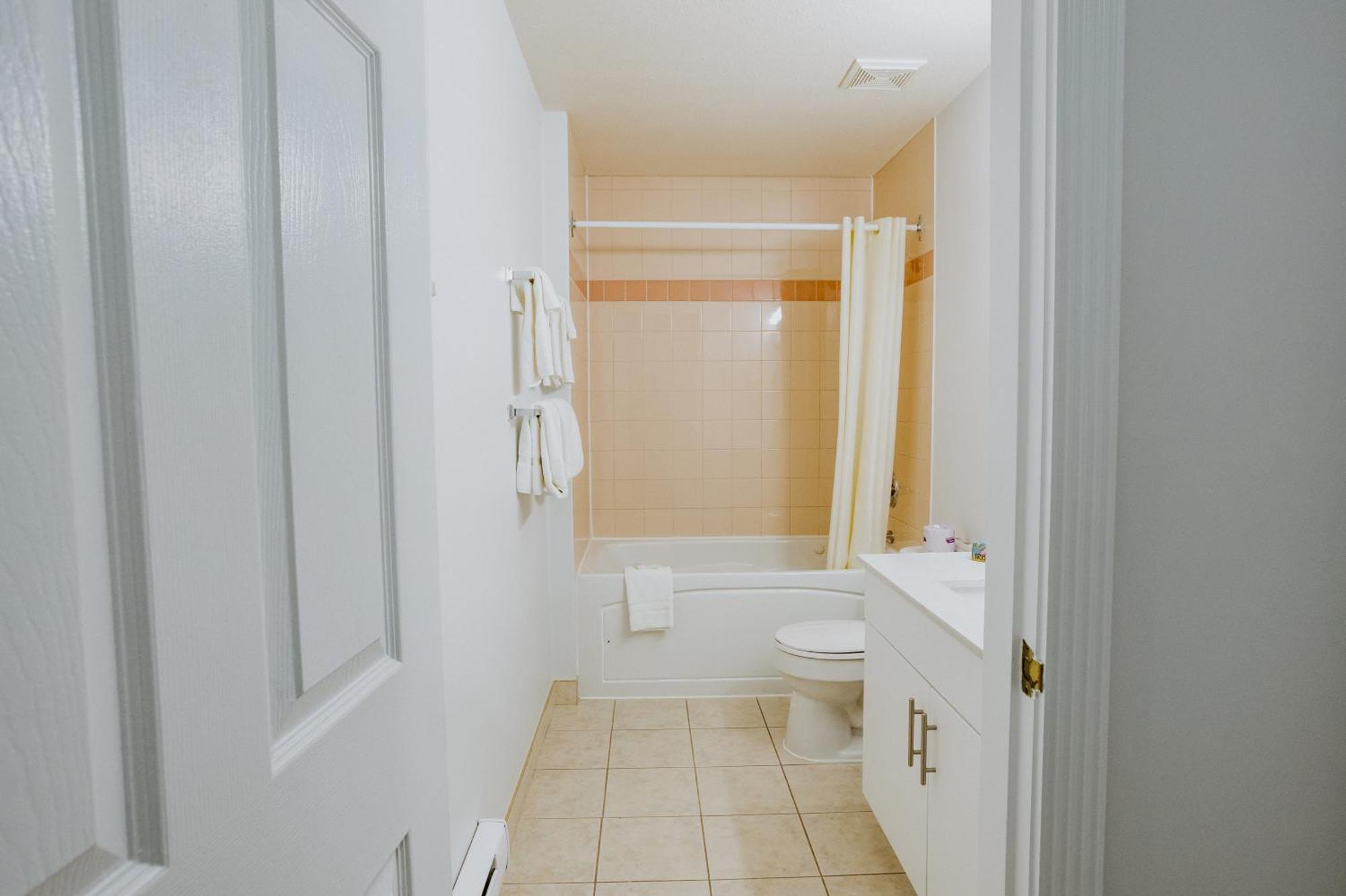 Western Budget Plus Mosaic Suites Penhold Dış mekan fotoğraf