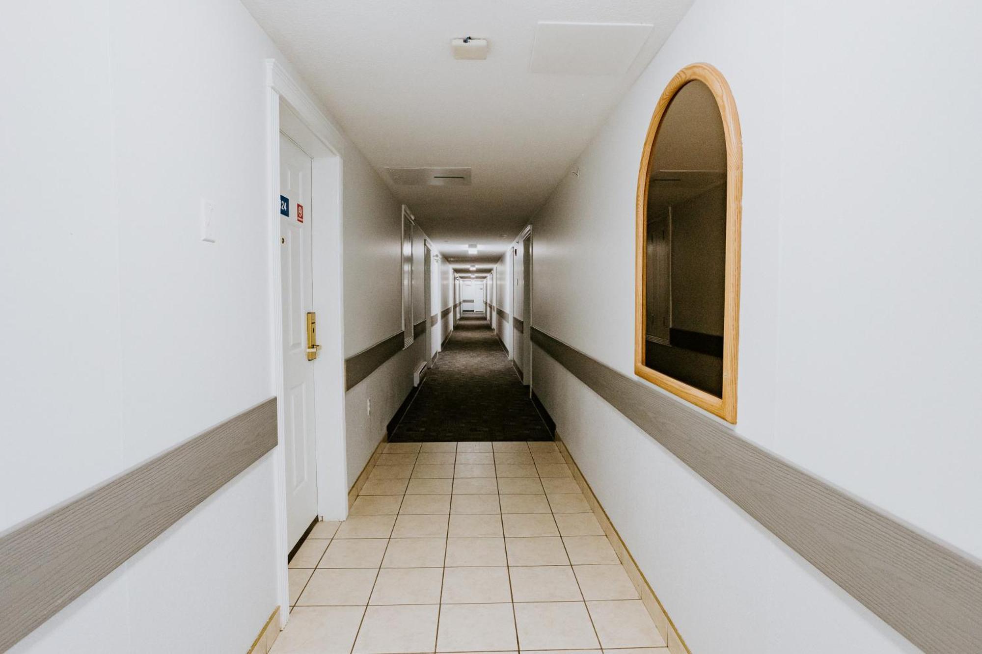 Western Budget Plus Mosaic Suites Penhold Dış mekan fotoğraf