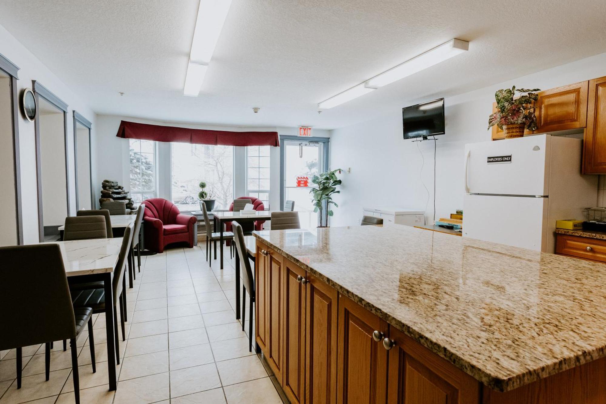 Western Budget Plus Mosaic Suites Penhold Dış mekan fotoğraf