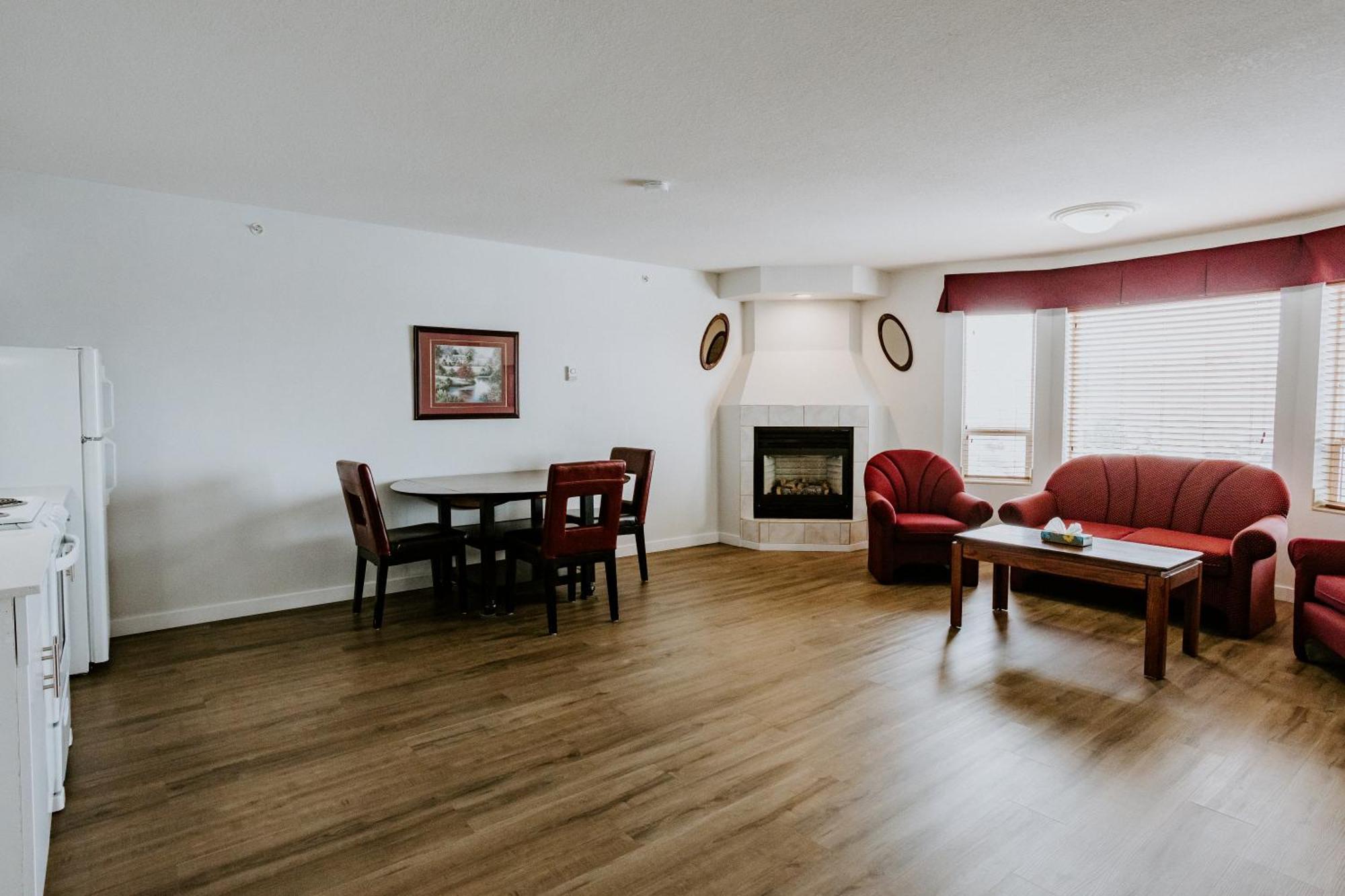 Western Budget Plus Mosaic Suites Penhold Dış mekan fotoğraf